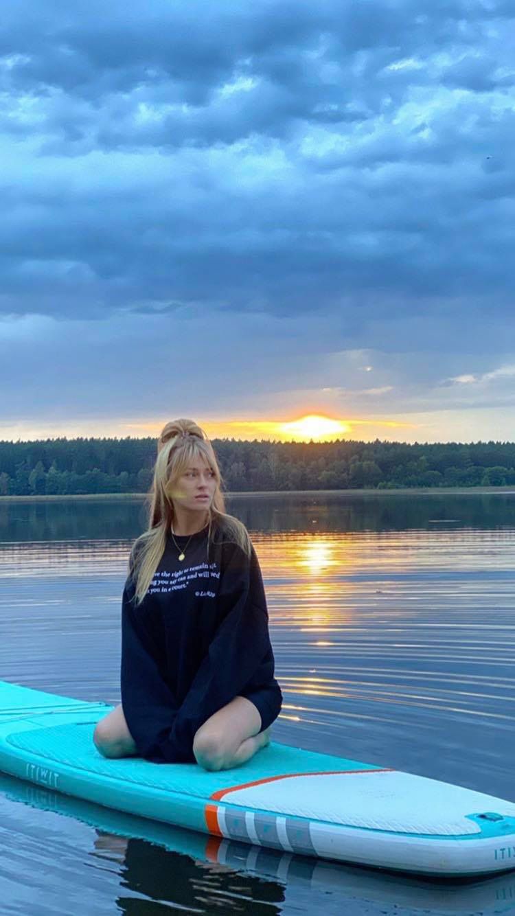 Marcelina Zawadzka prowokuje nadrukiem na bluzie