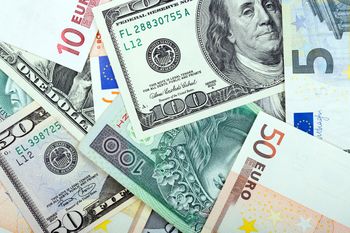 Złoty zyskuje, ale pozostaje pod presją dolara