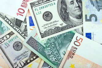 Złoty zyskuje, ale pozostaje pod presją dolara