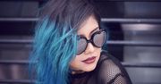 Niebieskie włosy to hit! Jak pofarbować pasma w domu na ten trendy kolor?