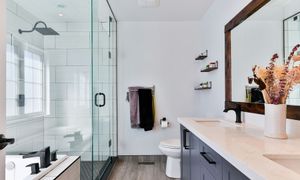 Tego lepiej nie rób w łazience. Codzienne błędy, które niszczą to pomieszczenie