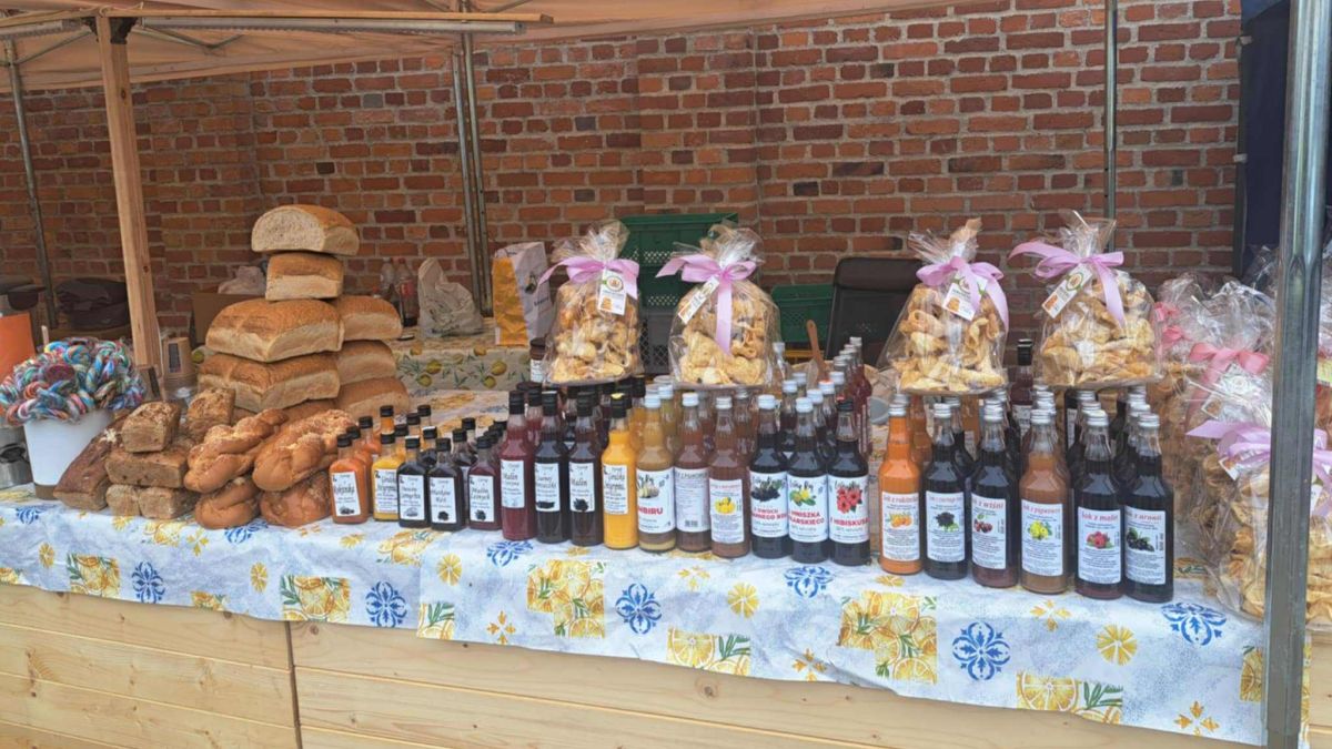 Wszystkich Świętych niczym jarmark. Co można kupić?