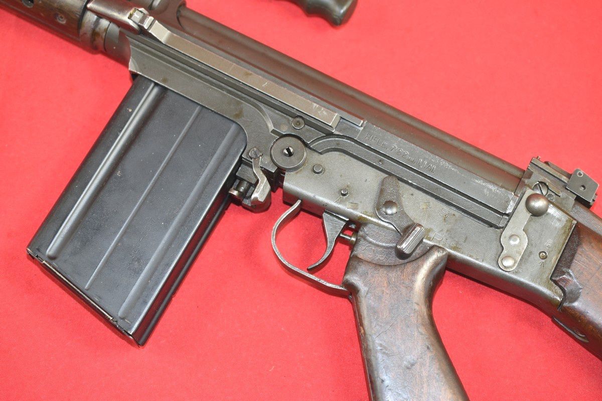 Karabin L1A1 (FN FAL). Nagranie bardzo dobrze pokazuje jak działa FN FAL. Warto zwrócić uwagę na popychacz, który przekazuje na suwadło dość energii, aby wprawić je w ruch oraz na działanie łącznika suwadła ze sprężyną powrotną w kolbie. Warto zaznaczyć, że wyposażona w składaną kolbę wersja FN FAL PARA ma przeprojektowaną komorę zamkową i sprężynę powrotną, toteż nie jest możliwe stosowanie części zamiennie z obydwu wariantów.