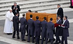 Pogrzeb Benedykta i kazanie Franciszka. "Zaskakujące i może dziwić" [OPINIA]