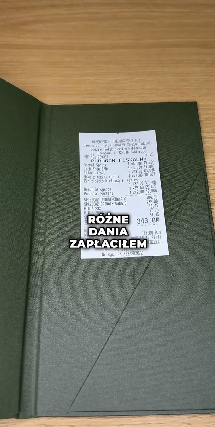 Influencer ocenia restaurację w hotelu 