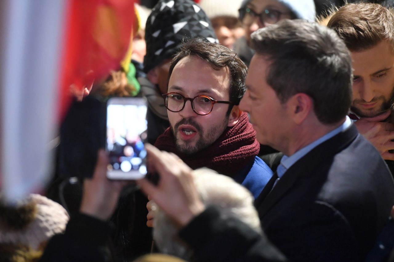 Samuel Pereira i Michał Adamczyk podczas manifestacji w obronie TVP na placu Powstańców Warszawy w Warszawie 14 grudnia 