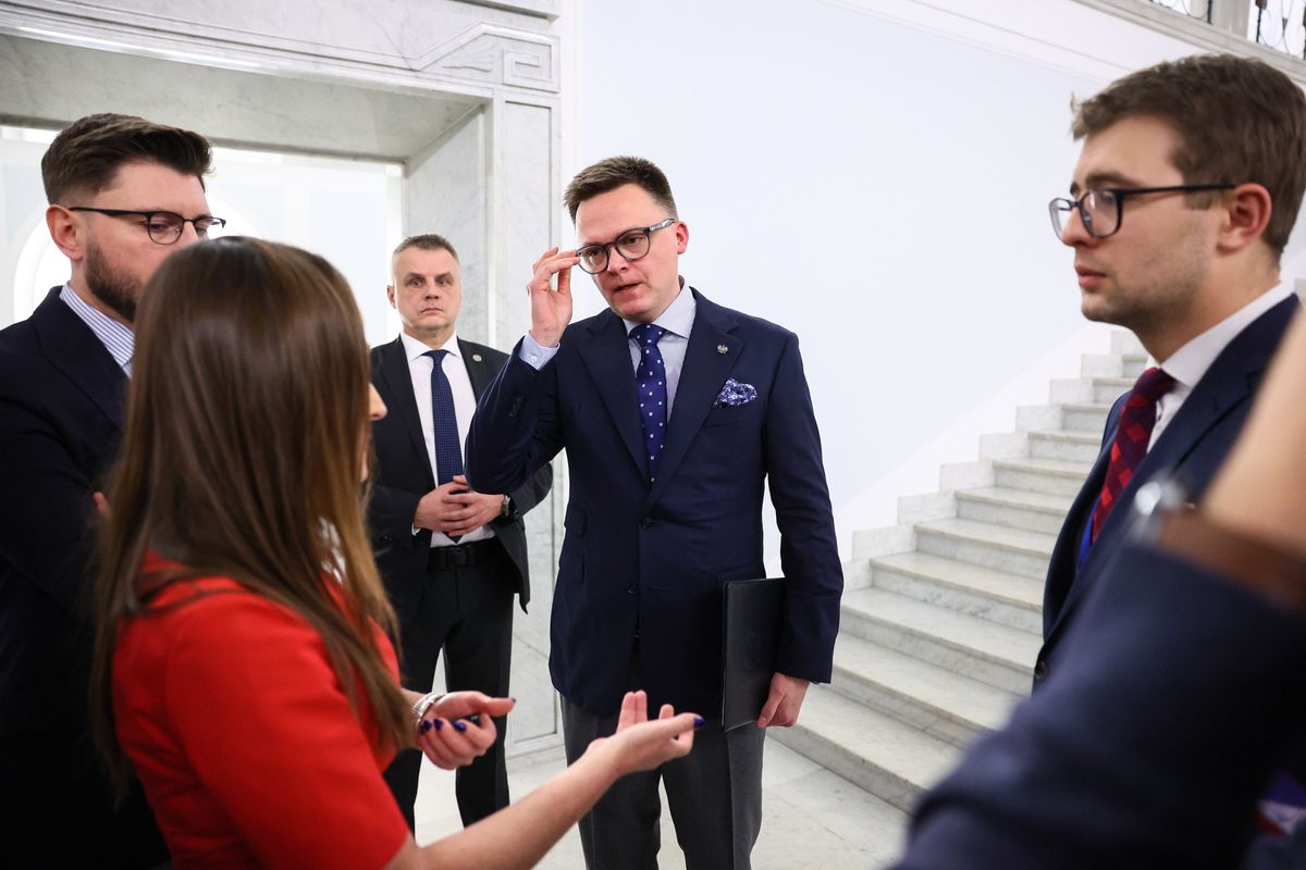 Szymon Hołownia z dziennikarzami w  Sejmie