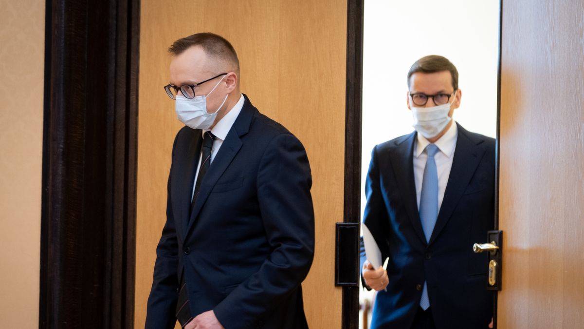 Polish Prime Minister Mateusz Morawiecki and Deputy Finance Minister Artur Sobon during a press conference in Warsaw, Poland, on March 24, 2022 (Photo by Mateusz Wlodarczyk/NurPhoto via Getty Images)
