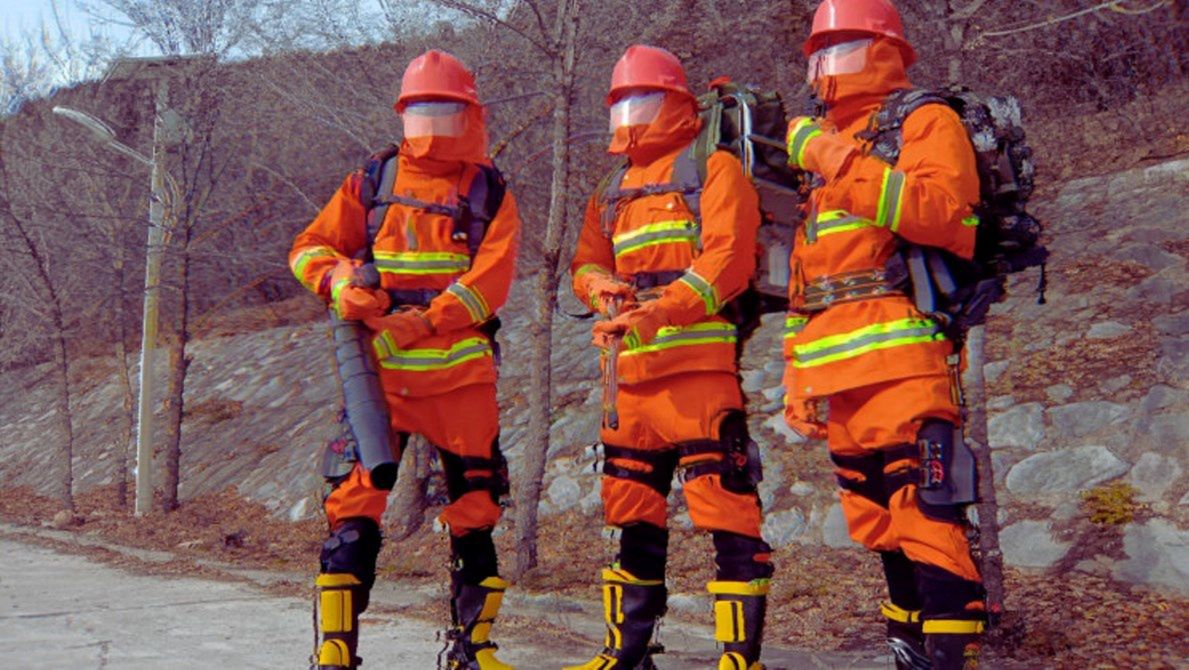Nasi strażacy mają czego zazdrościć. Chiny już testują - Egzoszkielet dla strażaków ma pomóc im w najcięższych zadaniach