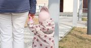 Odstawia dziecko do teściowej i idzie do fałszywej pracy. "Uratowała mnie przed kompletną utratą zmysłów"