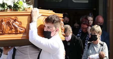 Ta scena łamie serce. Maleńka córeczka niesiona za trumną matki