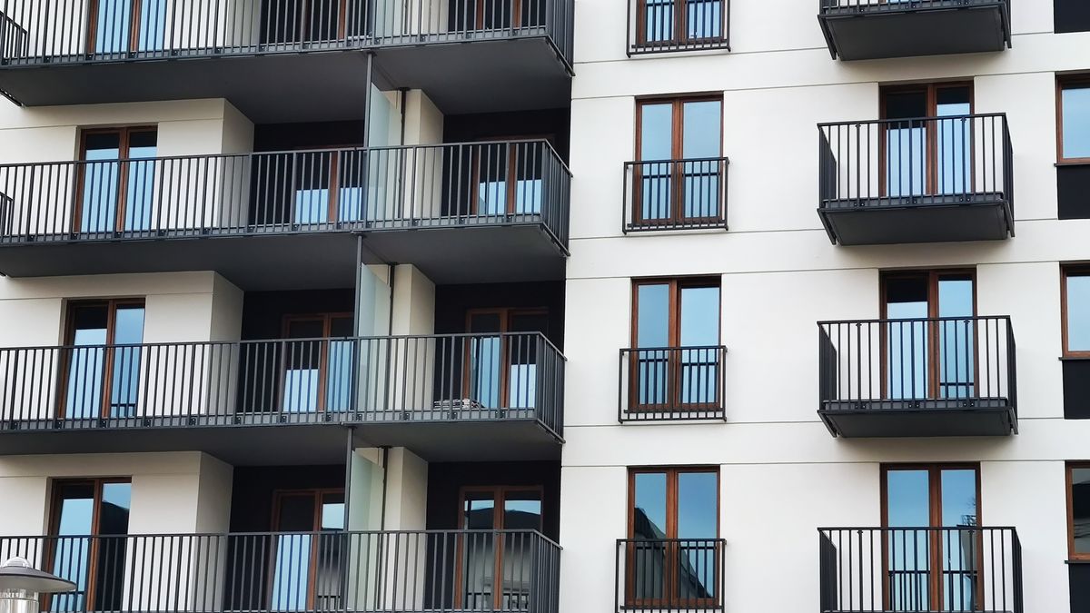 Komisja Budżetu i Finansów Publicznych nie zaproponowała poprawek, możliwe jest więc, że Senat nie zmieni mnożników zawartych w programie „Mieszkanie bez wkładu własnego”. Wówczas  w większości dużych miast limity będą dużo niższe od cen obowiązujących w ostatnim czasie.  Z wyliczeń Expandera wynika, że na rynku wtórnym w Krakowie limit wyniesie 7 326 zł za mkw., a w Szczecinie 5 363 zł. W obu przypadkach limity będą aż o 31 proc. niższe niż przeciętne ceny na rynku.  W stolicy będą obowiązywały najwyższe limity w Polsce. Mimo zdaniem Expandera na rynku wtórnym będzie bardzo trudne znalezienie odpowiedniego mieszkania. Limit wyniesie bowiem 8 958 zł za mkw., czyli będzie aż o 28 proc. niższy niż przeciętna cena we wrześniu tego roku (wg. danych Rentier.io).  Nieco lepiej sytuacja będzie wyglądać na rynku pierwotnym. Tu limit wyniesie 9 705 zł za mkw. czyli o 8 proc. mniej niż przeciętna cena.  Według analityków Expandera jeśli ceny nie wzrosną znacząco do stycznia, to w części dzielnic bez problemu uda się znaleźć odpowiednie mieszkanie.  W Szczecinie i Krakowie limity najniższe na rynku  Z kolei Katowicach trudno będzie znaleźć nowe mieszkanie mieszczące się w limicie, a na rynku wtórnym będzie to łatwiejsze. Z danych Expendera wynika, że limit dla używanych mieszkań (6 436 zł za mkw.) będzie tam nawet wyższy o 5 proc. niż przeciętna cena na rynku. Natomiast dla nowych mieszkań wyniesie 6, 9 tys. zł za mkw., czyli będzie dużo niższy, o blisko 21 proc. niż lokale przeciętnie wystawiane przez deweloperów. Według Expendera w najgorszej sytuacji znajdą się osoby planujące skorzystać z programu w Szczecinie lub Krakowie. Tam  limit dla nowych i używanych mieszkań będzie dużo niższy niż ceny na tych rynkach. W efekcie w Krakowie na rynku wtórnym limit będzie aż 31 proc.  niższy od ceny rynkowej, a na rynku pierwotnym o 25 proc. a  w Szczecinie będzie to odpowiednio o 31 proc. i 22 proc. Analitycy zwracają uwagę także na sytuację w Łodzi, gdzie limit wyniesie 6 075 zł za mkw., a więc będzie aż o 26 proc. niższy niż przeciętna oferowana przez deweloperów.  O preferencyjny kredyt najłatwiej w Bydgoszczy Najłatwiej będzie zmieścić się w limicie w Bydgoszczy, gdzie progi zarówno na rynku nowych mieszkań jak i z rynku wtórnego będą wyższe niż przeciętna cena na rynku.  Duża dostępność mieszkań w ramach programu będzie również w Sosnowcu, Rzeszowie i Częstochowie. W Sosnowcu limit dla używanych mieszkań będzie aż o 23 proc. wyższy niż ceny na rynku.  Eksperci Expendera zwracają także uwagę na to, że gwarancję wkładu własnego jak i dopłaty będzie można uzyskać nawet jeśli mamy już mieszkanie lub dom. Nie możemy mieć jednak więcej niż jedną nieruchomość. Kolejnym warunkiem jest posiadanie przynajmniej dwójki dzieci.  W takim wypadku możemy być właścicielem mieszkania lub domu, ale nie większego niż 50 mkw. W przypadku trójki dzieci może być to maksymalnie 75 mkw. a przy czwórce - 90 mkw.  Z kolei przy piątce dzieci lub większej liczbie nie będzie w ogóle limitu powierzchni.   Nie wprowadzono także ograniczenia wieku uczestników programu. Program Mieszkanie bez wkładu własnego” ma działać 10 lat, do końca 2030 roku. 