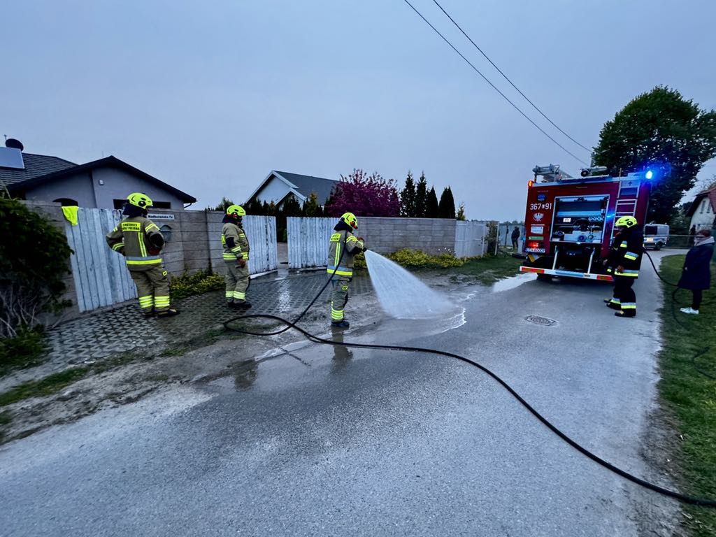 Rolnikom puściły nerwy. Lali gnojówkę tuż przed domem wójta