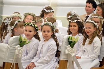 Pierwsza Komunia Święta w kościele Zwiastowania Pańskiego w Stalowej Woli. Sakrament przyjęły dzieci ze szkoły podstawowej numer 11