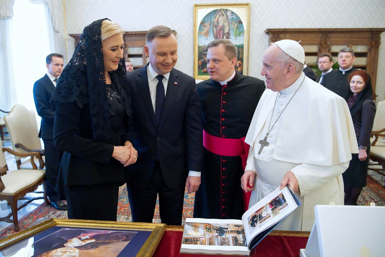 Andrzej Duda wraz z żoną u papieża. Pierwsza dama pojawiła się w symbolicznej stylizacji