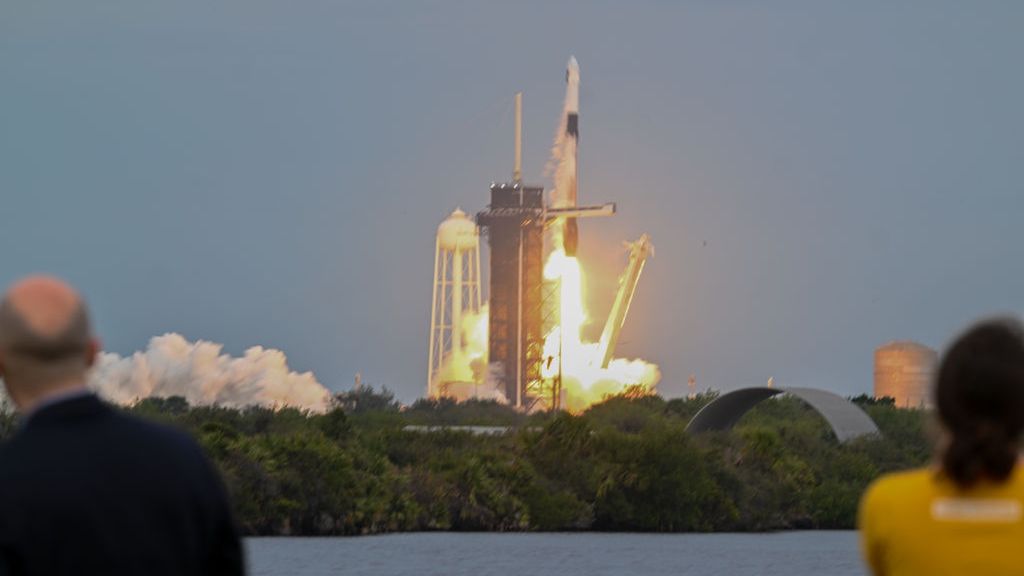 Ax-3 space mission begins journey to International Space Station
CAPE CANAVERAL, FLORIDA, UNITED STATES - JANUARY 18: SpaceX Falcon 9 topped with Crew Dragon spacecraft blasts off for International Space Station with the Axiom Mission 3 crew -Alper Gezeravci of Turkiye, Michael Lopez-Alegria of US-Spain, Walter Villadei of Italy, and Marcus Wandt of Sweden- at NASA's Kennedy Space Center, in Cape Canaveral, Florida, United States on January 18, 2024. (Photo by Tayfun Coskun/Anadolu via Getty Images)
Anadolu
ax3 space mission, alper gezeravci, ax-3, crew dragon, falcon 9, space, space misson, spacex falcon 9