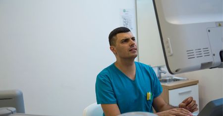 Idą zmiany dla pacjentów. Zadzwoni sztuczna inteligencja i za karę "na koniec kolejki"