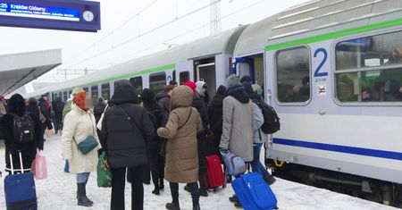 Atak zimy. Utrudnienia w transporcie kolejowym i lotniczym