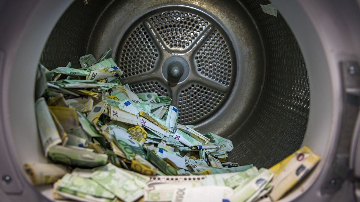 Pieniądze zniszczone przez powódź trafiają do Centrum Analiz Bundesbanku w Moguncji. 