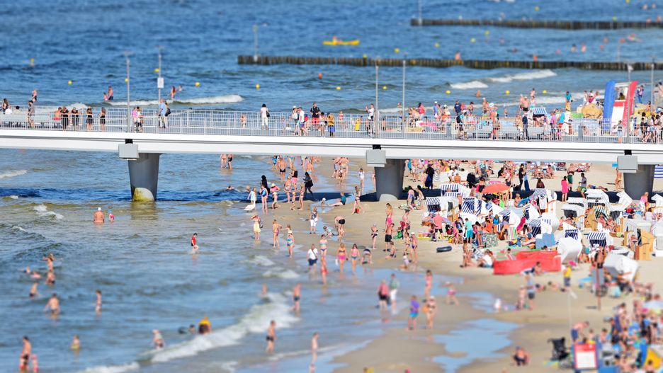 Plaża nad Bałtykiem wypełniona tłumem turystów 