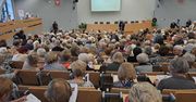 Łódź: Seniorzy rozpoczęli nowy rok akademicki na Uniwersytecie Trzeciego Wieku UŁ. Aula wypełniona do ostatniego miejsca!