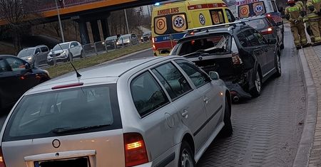 Zderzenie pojazdów na al. Smorawińskiego w Lublinie. W jednym z aut były dzieci