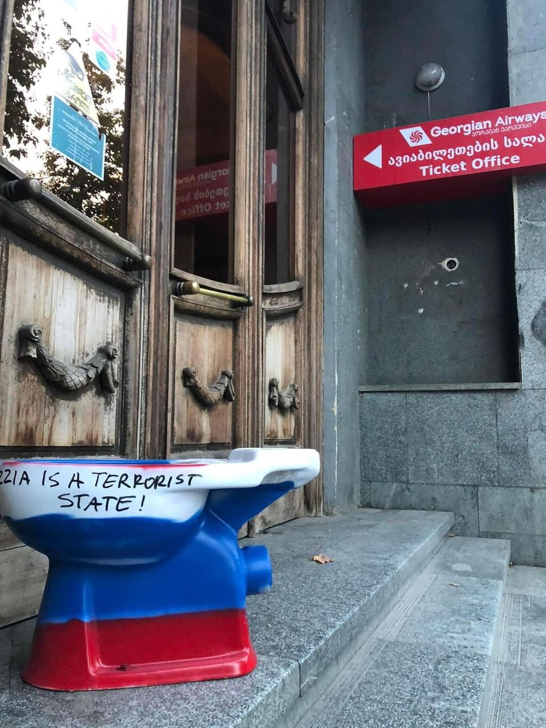 Antyrosyjski manifest pod miejscem przyjaznym Rosjanom