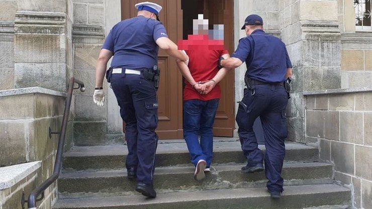 A4. Po wpływem spowodował kolizję, próbował uciec pod prąd. Zatrzymali go kierowcy ciężarówek