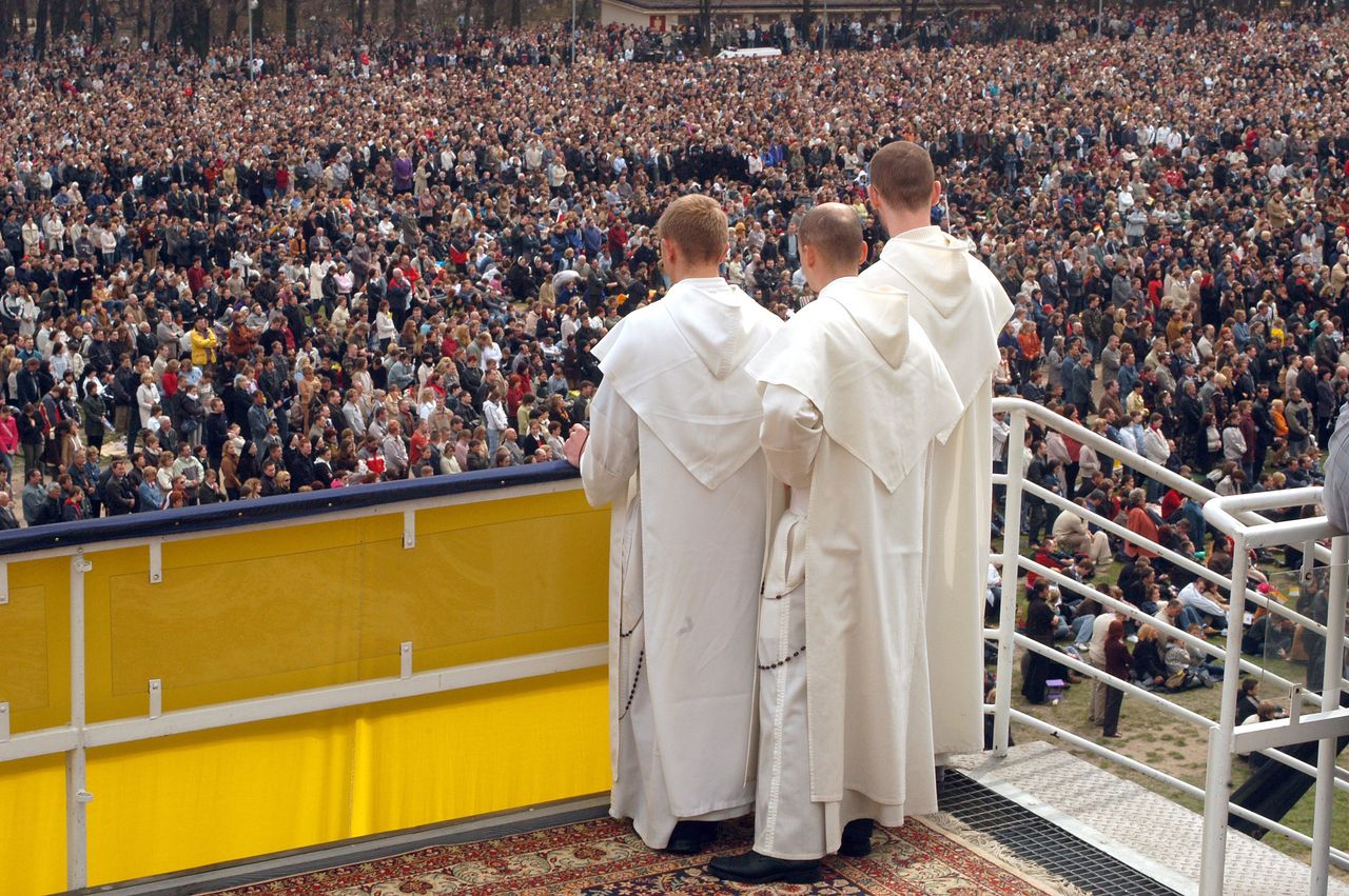 Klasztor Jasnogórski, 8.04.2005 r. - dzień pogrzebu papieża Jana Pawła II. Bracia paulini patrzą na zgromadzony tłum wiernych
