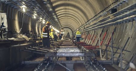 Warszawa. Metro na Bródnie. Ułożono już niemal połowę torowiska