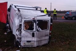 Kraksa w Zabielu. Dachował bus. Droga zablokowana