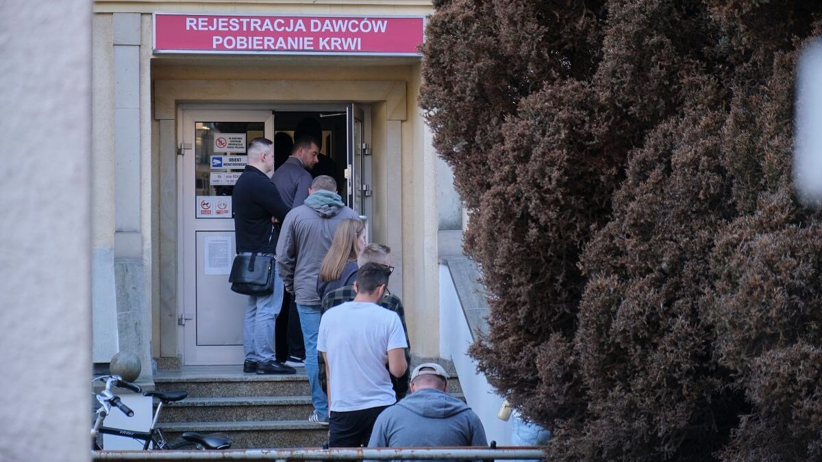 Kolejka dawców przed punktem rejestracji RCKiK w Lublinie