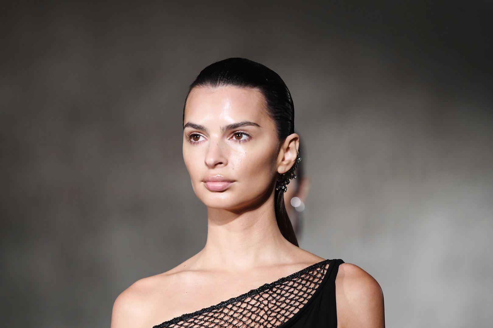 Emily Ratajkowski w szklistym makijażu na pokazie Tory Burch