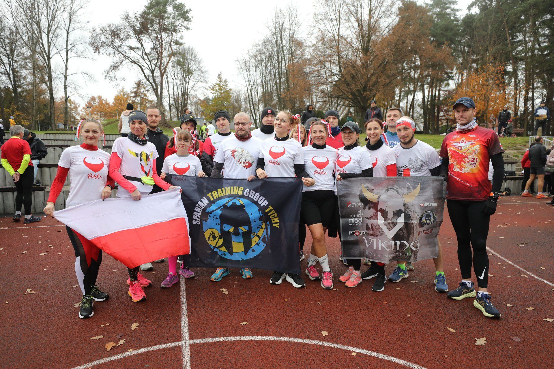 W VII Biegu Niepodległości w Tychach biegacze rywalizowali wokół Jeziora Paprocańskiego
