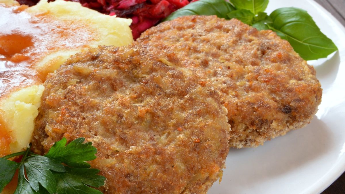 Bryzole z puree ziemniaczanym i buraczkami 