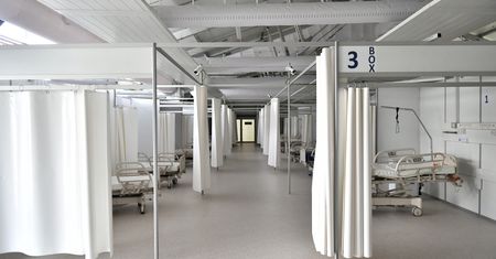 Koronawirus. Trzecia fala pandemii dotarła do Legnicy. Szpital covidowy pełen pacjentów