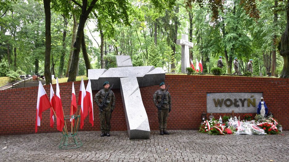 Pod Krzyżem Wołyńskim na Starym Cmentarzu w Słupsku złożono kwiaty.