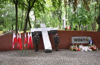 Narodowy Dzień Pamięci Ofiar Ludobójstwa. Pod Krzyżem Wołyńskim w Słupsku złożono kwiaty