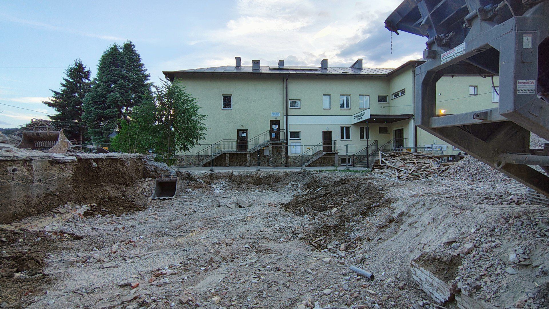 Szymbark, wyburzanie restauracji Watra