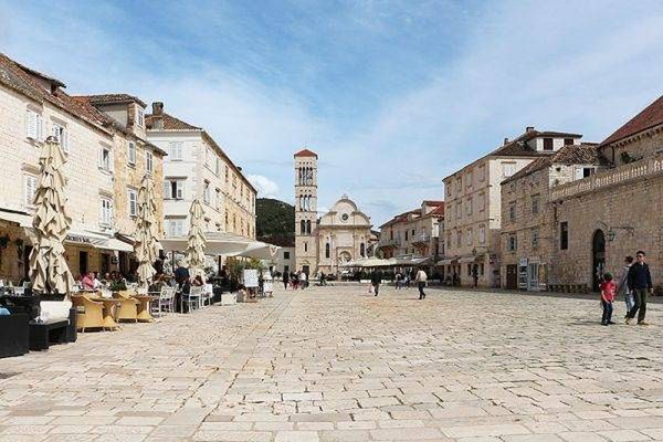 Rynek w Hvarze. W głębi katedra św. Stefana.
