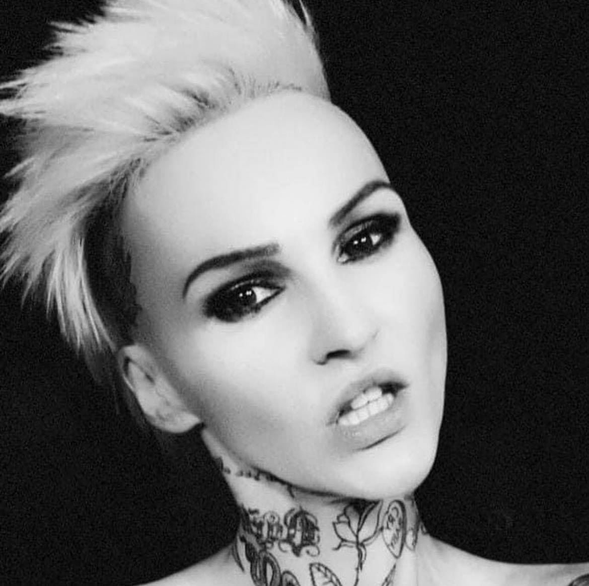 Agnieszka Chylińska eksponuje długie nogi