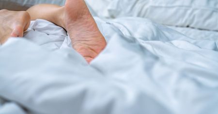 Wyciągasz stopę spod kołdry w trakcie snu? Miej tego świadomość