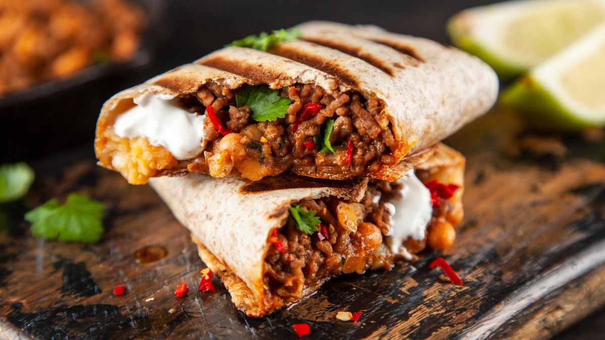 Burrito to popularna meksykańska i południowoamerykańska potrawa, która występuje najczęściej w roli obiadu lub kolacji, czasem także przekąski