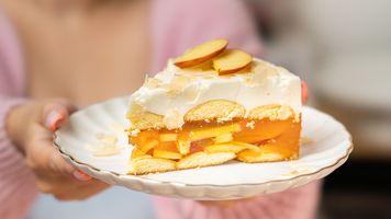 Lepsze niż z cukierni, a robi się niemal samo. Poznaj nasz przepis dnia na brzoskwiniowiec z galaretką bez pieczenia