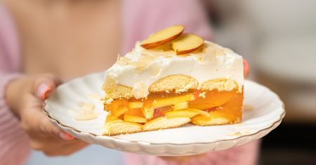 Lepsze niż z cukierni, a robi się niemal samo. Poznaj nasz przepis dnia na brzoskwiniowiec z galaretką bez pieczenia