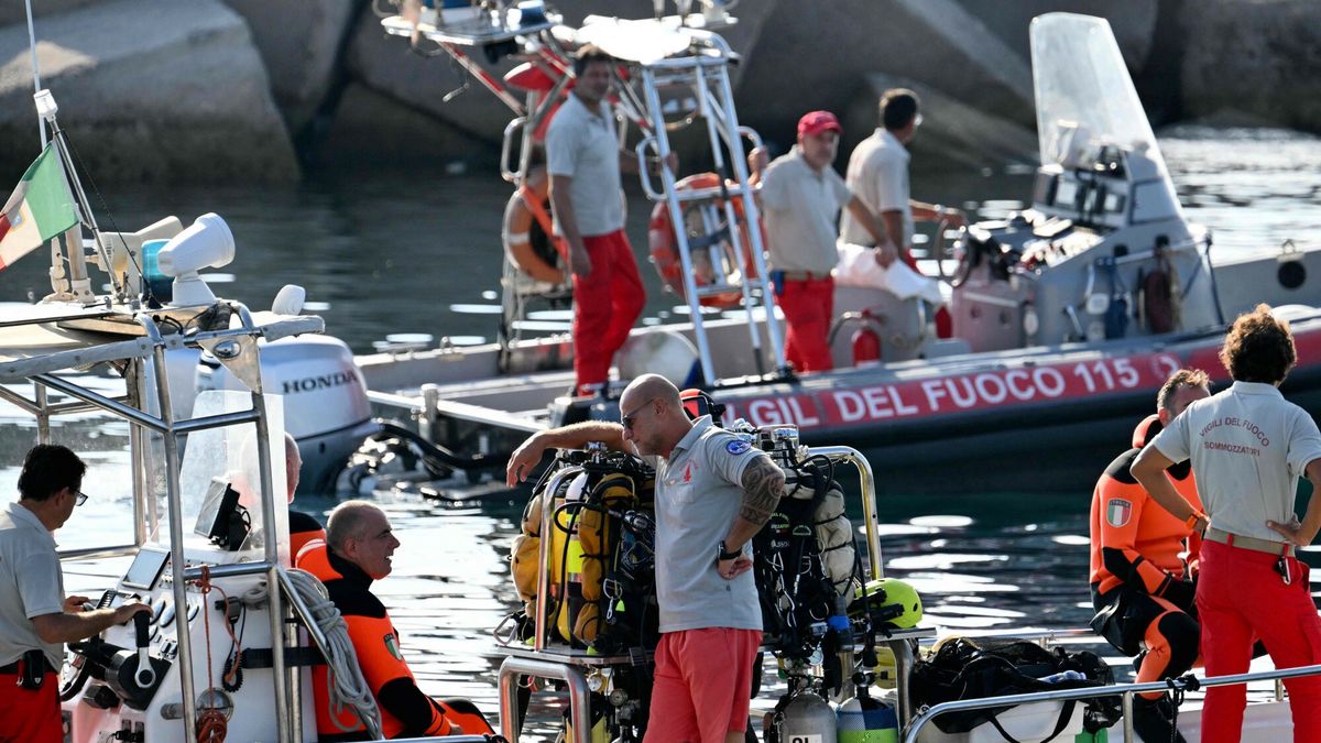 W?oskie s?u?by odnalaz?y cia?o brytyjskiego miliardera Mika Lyncha
Divers of the Vigili del Fuoco, the Italian Corps. of Firefighters leave Porticello harbor near Palermo, to resume research for a last missing person on August 23, 2024, four days after the British-flagged luxury yacht Bayesian sank. The body of UK tech tycoon Mike Lynch was recovered on August 22, 2024 from his sunken yacht off Sicily, as the search continued for the last of the six people missing. The Bayesian, which had 22 people aboard including 10 crew, was anchored some 700 metres from port before dawn when it was struck by a waterspout. Among the six missing were UK tech entrepreneur Mike Lynch and his 18-year-old daughter Hannah, and Jonathan Bloomer, the chair of Morgan Stanley International, and his wife Judy. (Photo by Alberto PIZZOLI / AFP)
ALBERTO PIZZOLI