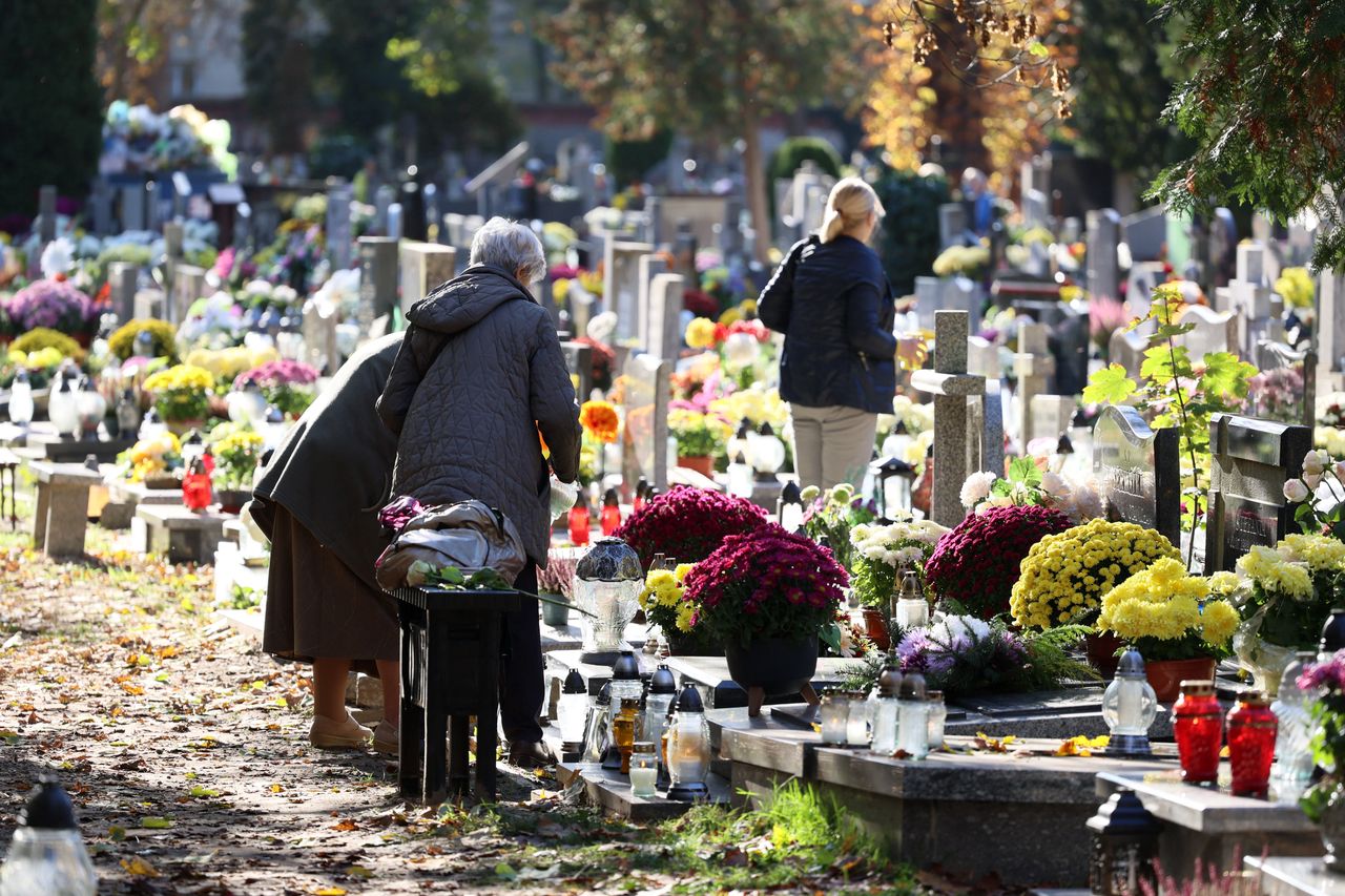 Ksiądz użył monitoringu, zdjęcia powiesił w gablocie. Wierni oburzeni