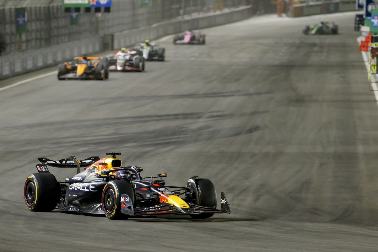 Formula One Las Vegas Grand Prix - Race
epaselect epa11737600 Red Bull Racing driver Max Verstappen of Netherlands in action during the Formula One Las Vegas Grand Prix at the Las Vegas Strip Circuit in Las Vegas, Nevada, USA, 23 November 2024.  EPA/SHAWN THEW 
Dostawca: PAP/EPA.
SHAWN THEW
epaselect