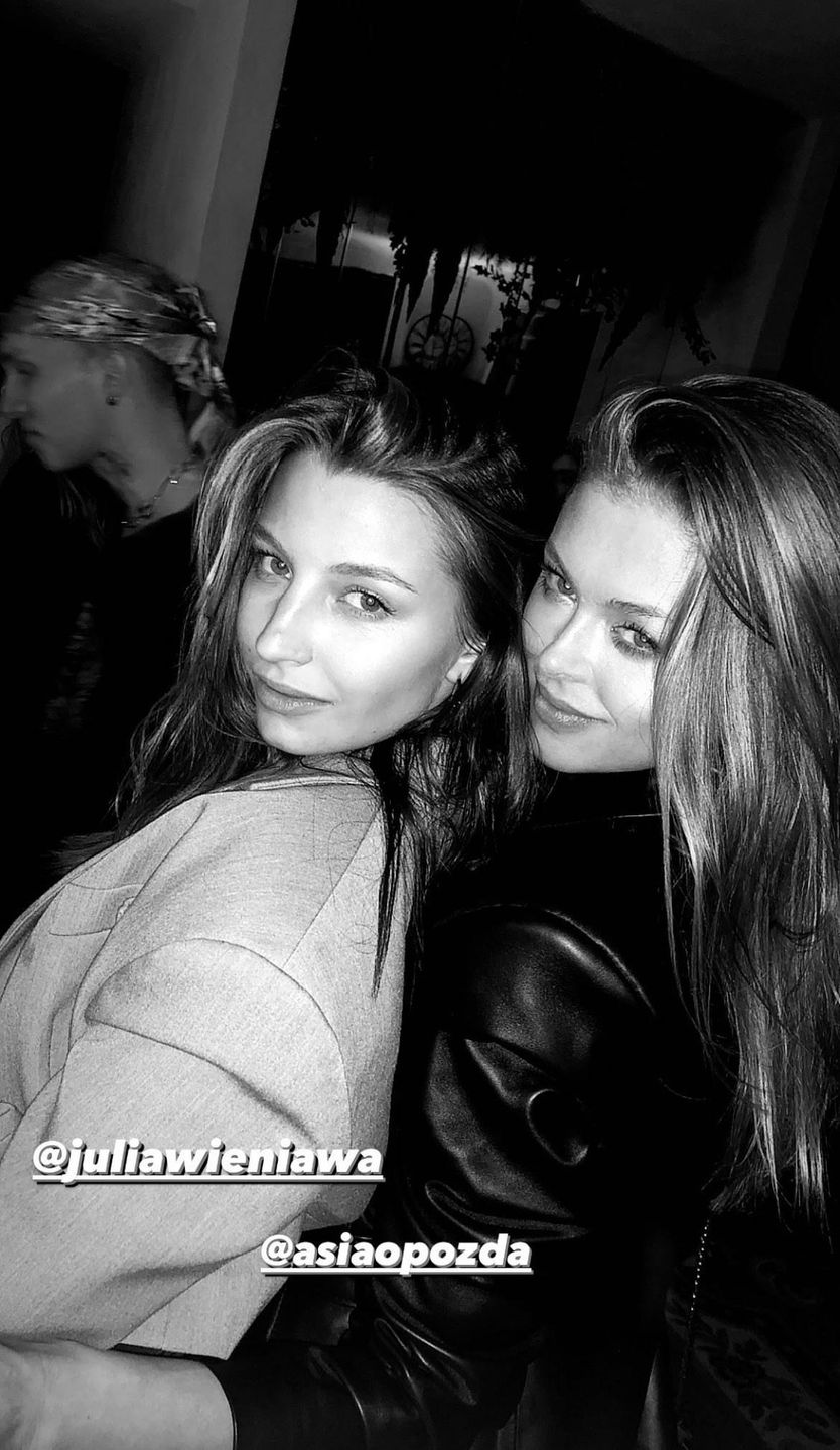 Julia Wieniawa i Joanna Opozda bawią się w klubie