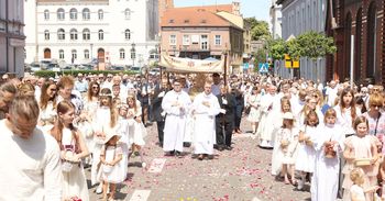 Śrem: wierni przeszli ulicami miasta modląc się przy czterech ołtarzach
